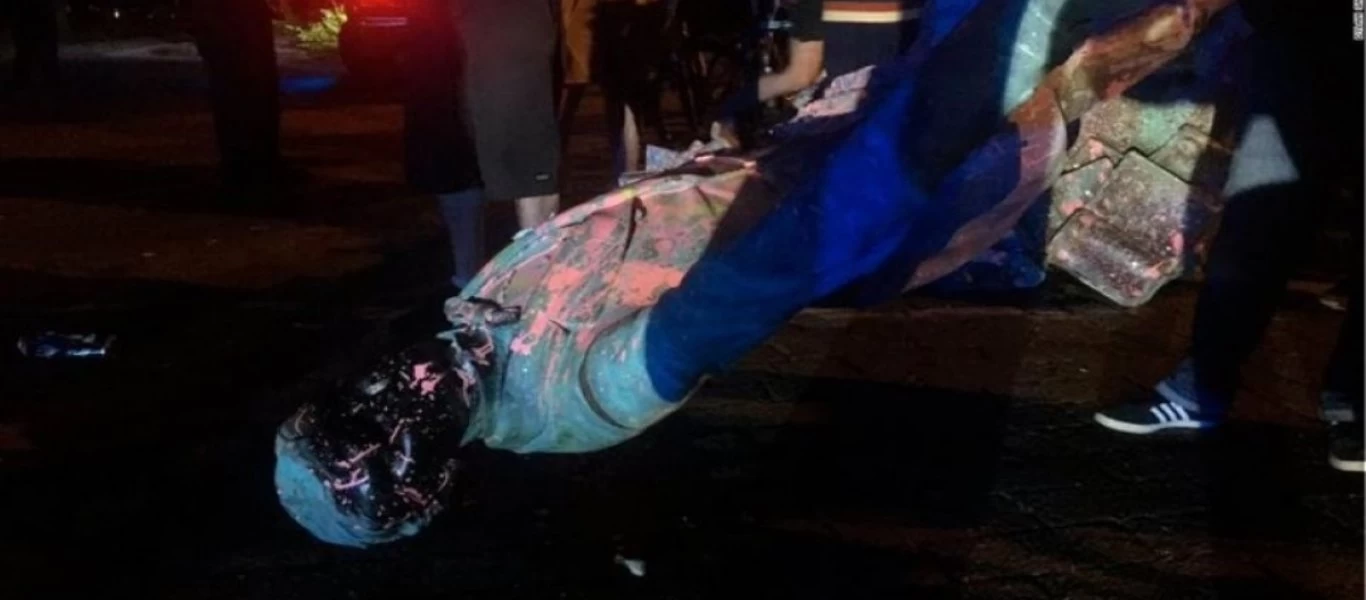 Νέοι βανδαλισμοί στις ΗΠΑ: Διαδηλωτές γκρέμισαν άγαλμα ιστορικού προέδρου του Νότου (βίντεο)